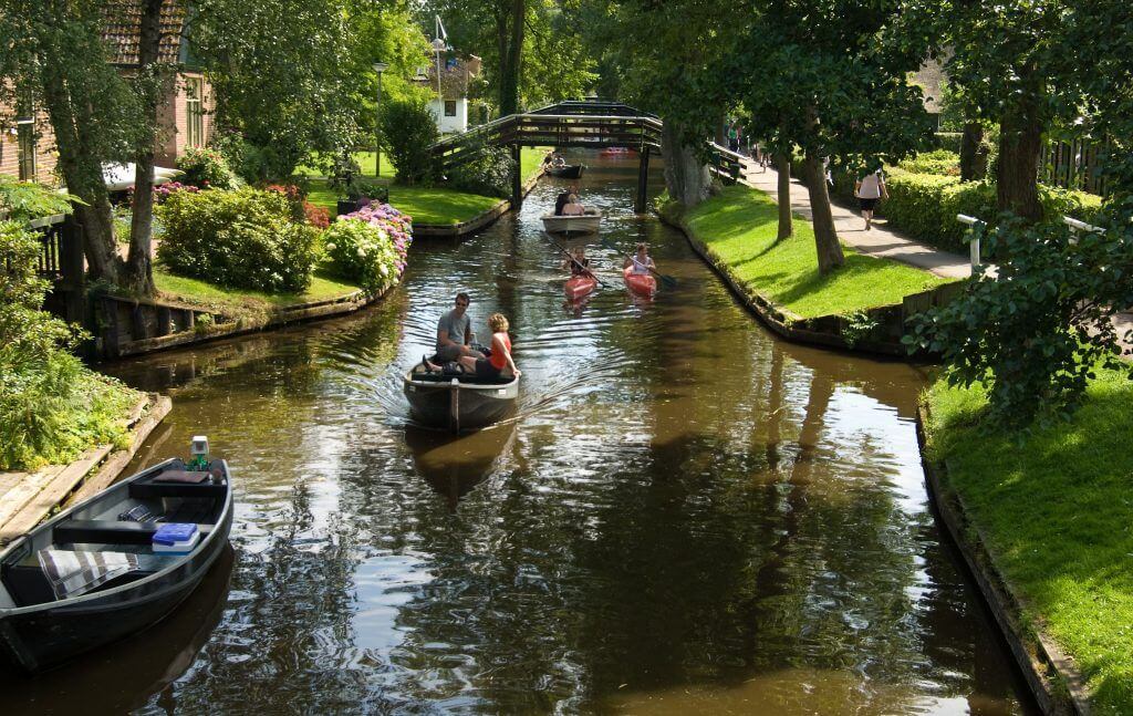 Giethoorn villaggio sull'acqua