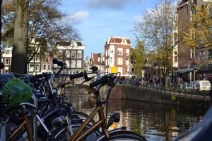 Amsterdam kanalında bisiklet