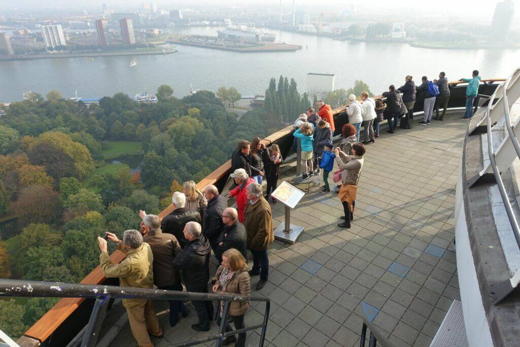 Euromast'tan Rotterdam'ın 360 derecelik manzarasının keyfini çıkaran misafirler