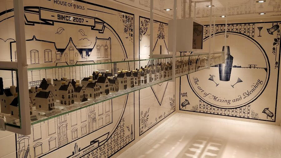 House-of-Bols-miniature-Amsterdam-genever-houses