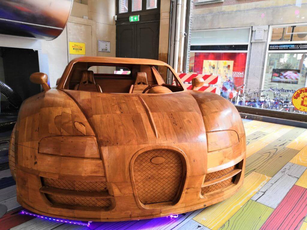 Una replica di una Bugatti in legno da Ripley's Believe It or Not Amsterdam!