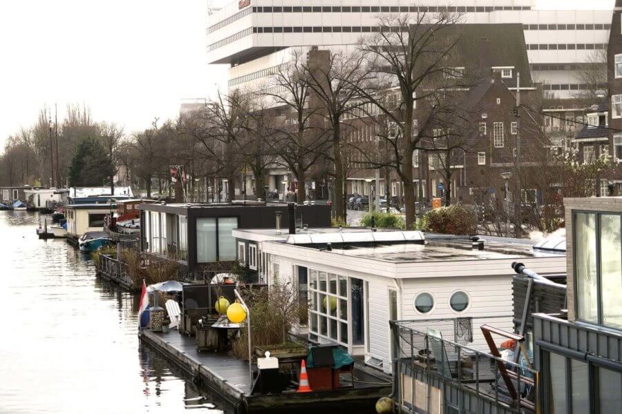 A typical Amsterdam canal house - Houseboats in Amsterdam