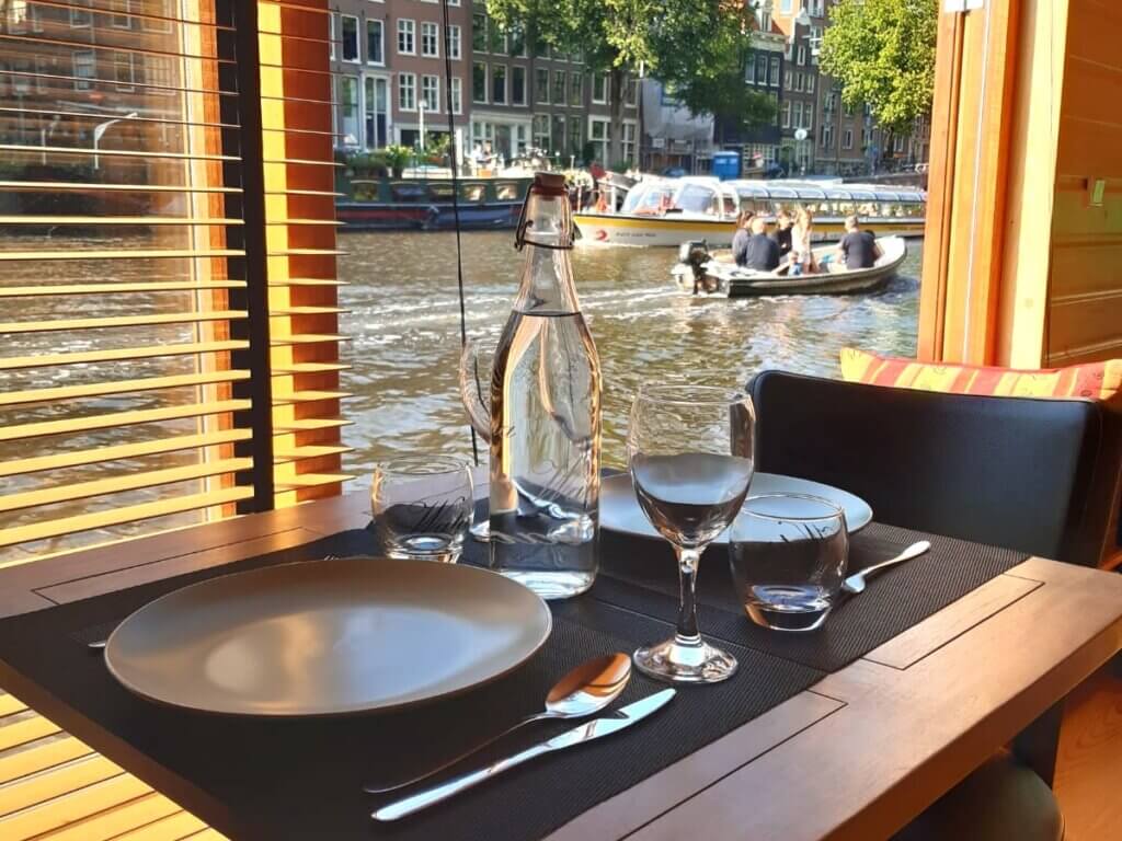 Mar B&B - modern houseboat accommodation