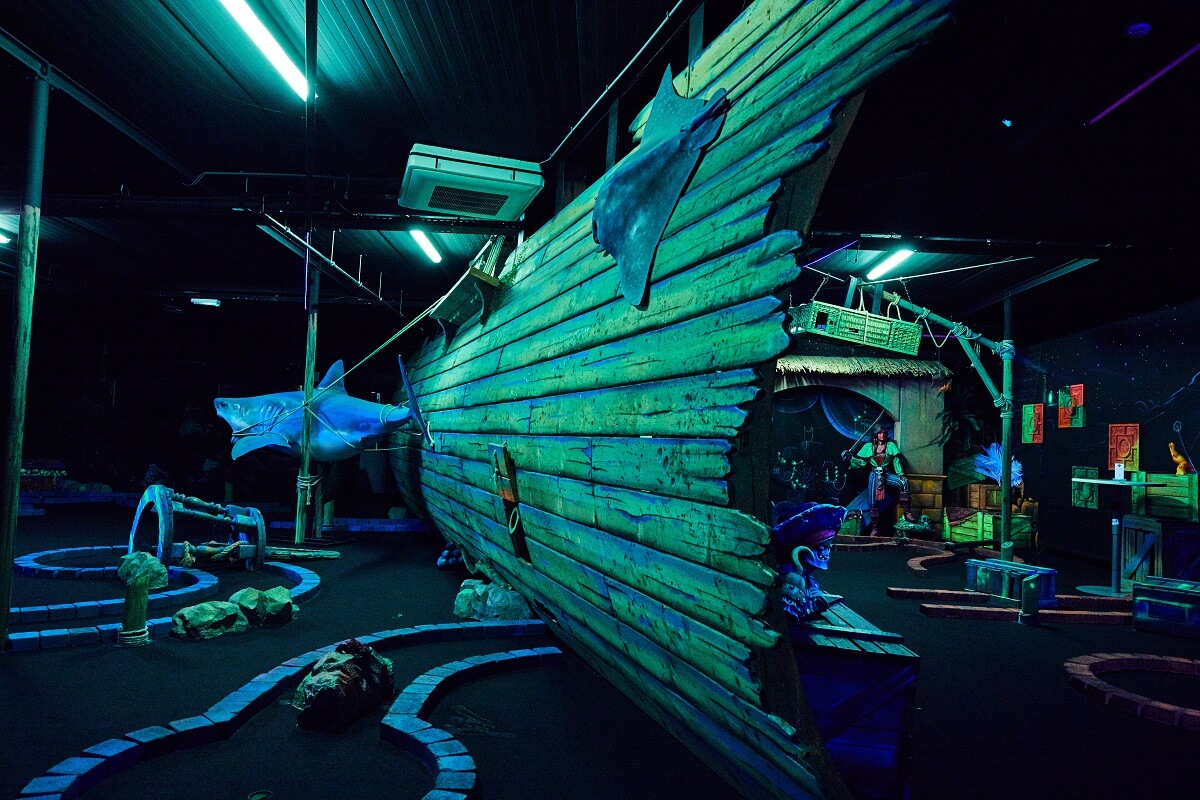 Aloha Amsterdam - glow in the dark mini golf