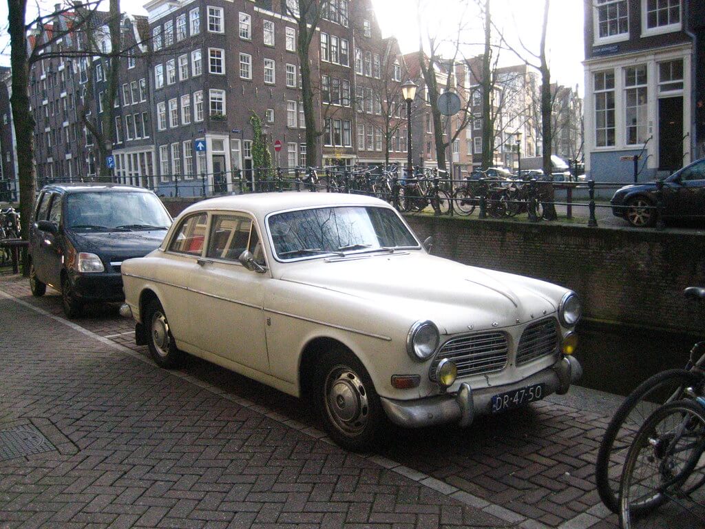 Auto geparkeerd aan de gracht