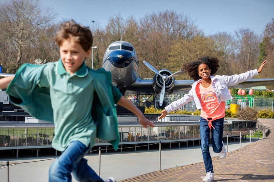 Madurodam Uçak 900 Madurodam'da oynayan çocuklar
