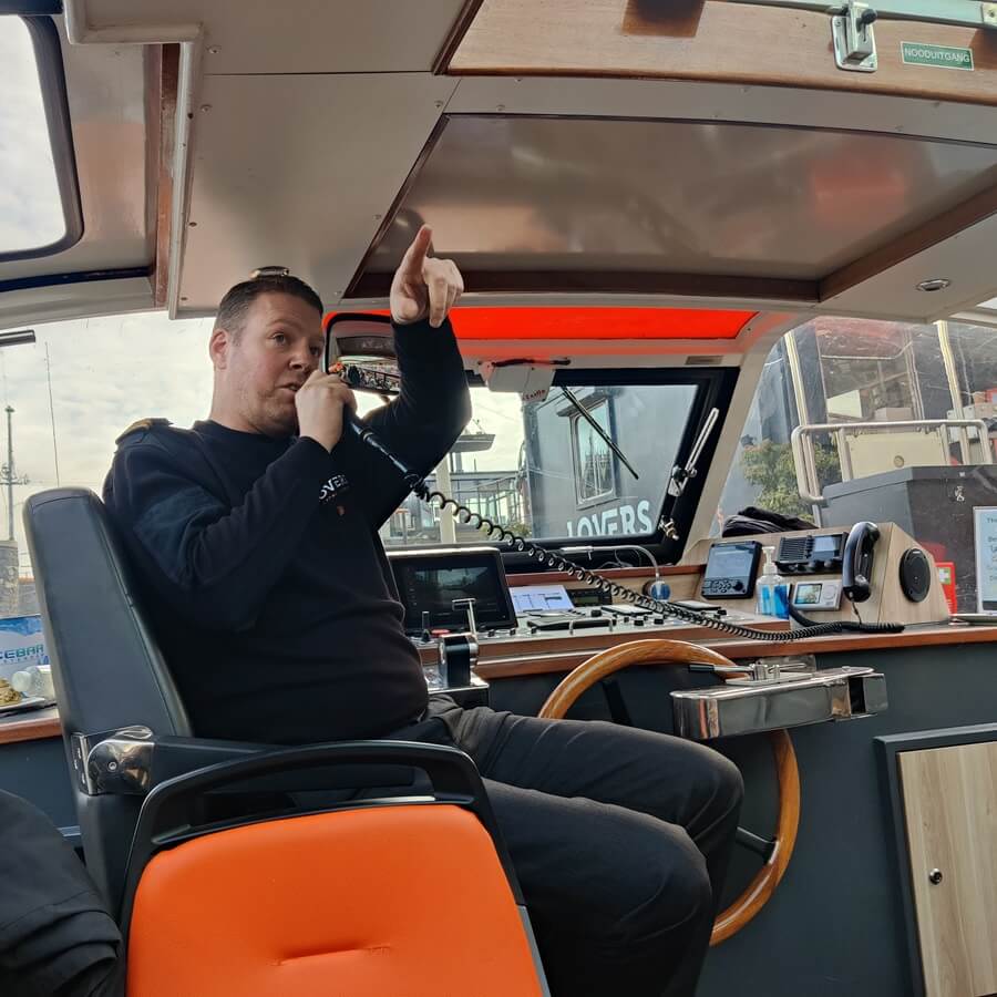 Il capitano dà il benvenuto ai passeggeri a bordo