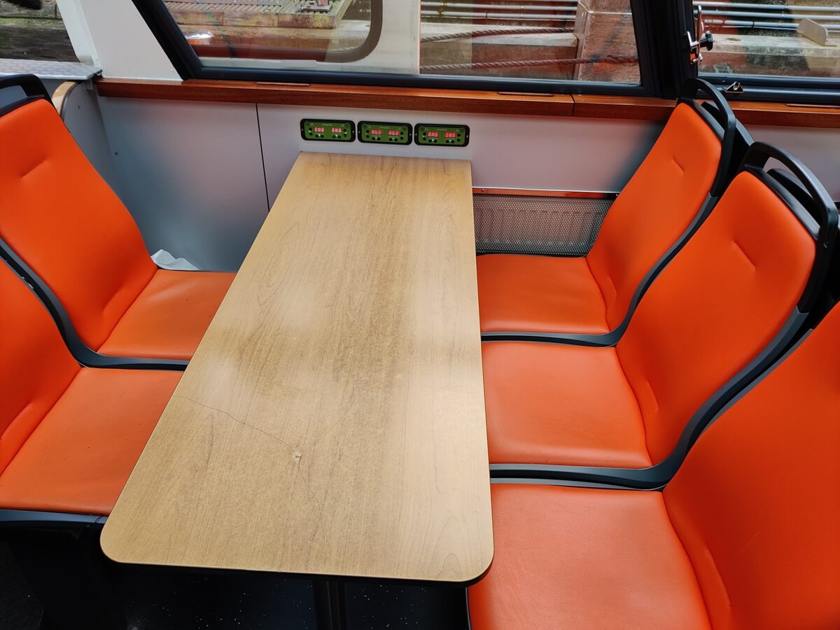 Interno del battello standard per crociere sui canali Lovers