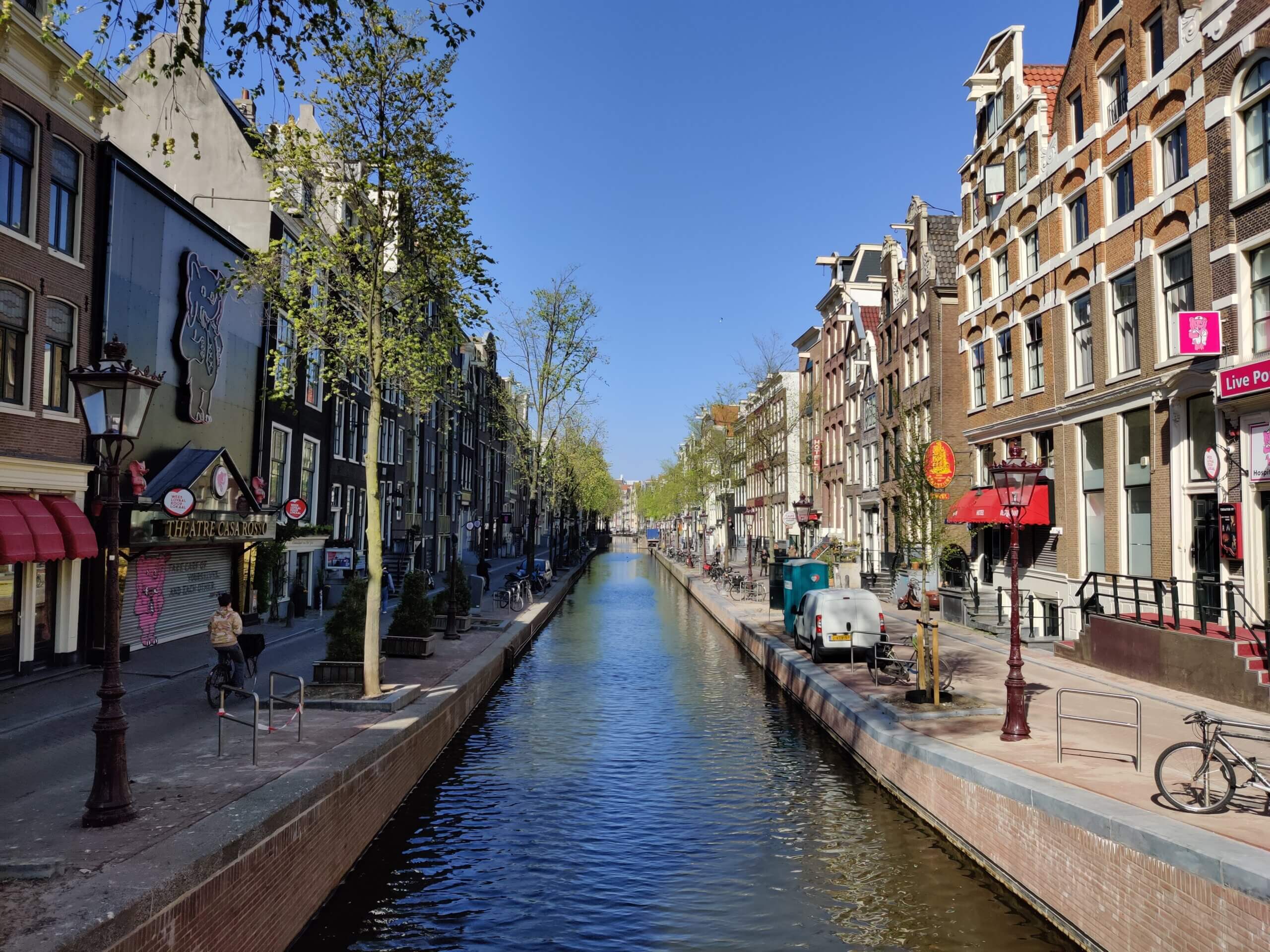 Oudezijds Voorburgwal met Casa Rosso