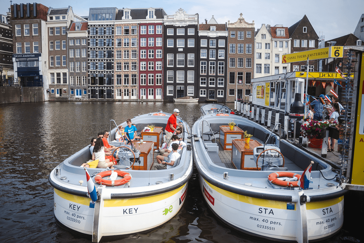 Canal Tours Amsterddam XL open boat tour bij Damrak Pier 6 Canal Tours Amsterddam XL open boat tour bij Damrak Pier 6