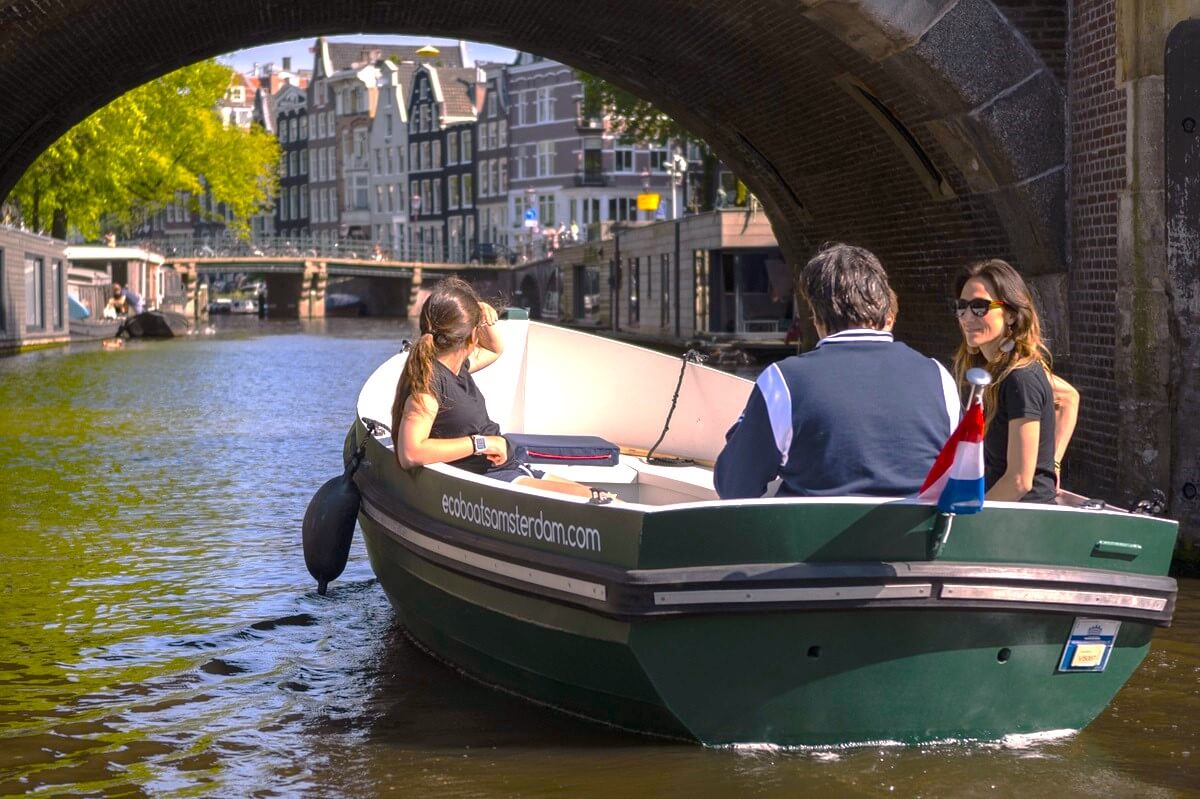 Eco Boats - boat rental - 5 - boat passing under bridge in the historic city centre