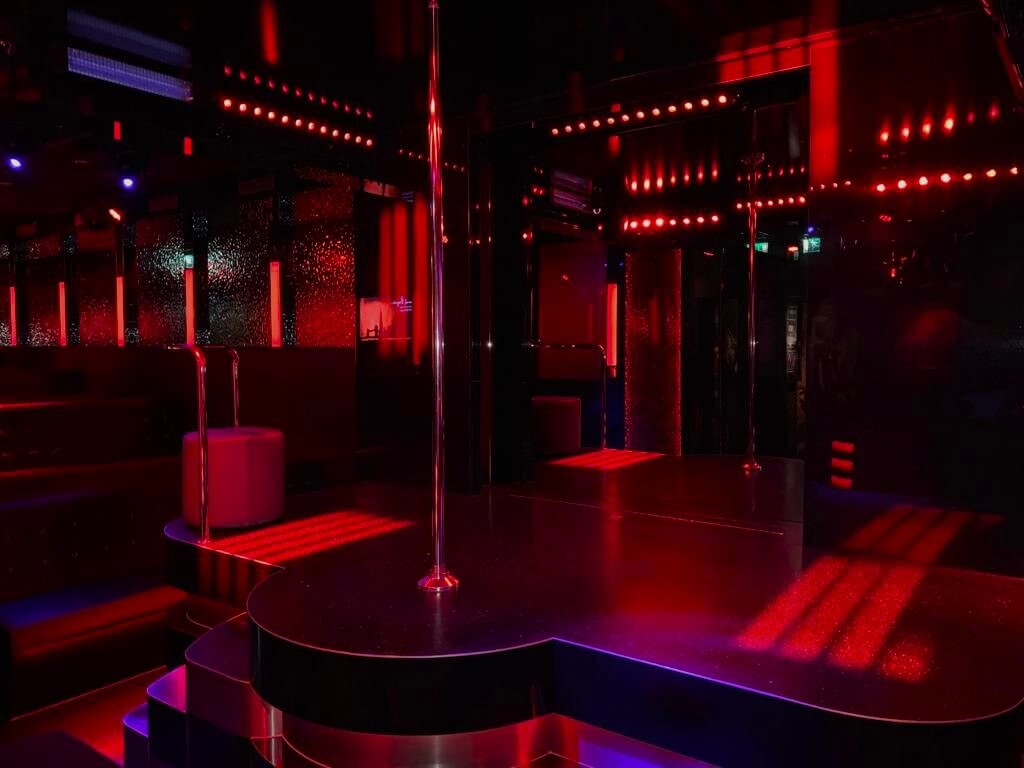 Moulin Rouge Amesterdão - palco interior com barra de strip