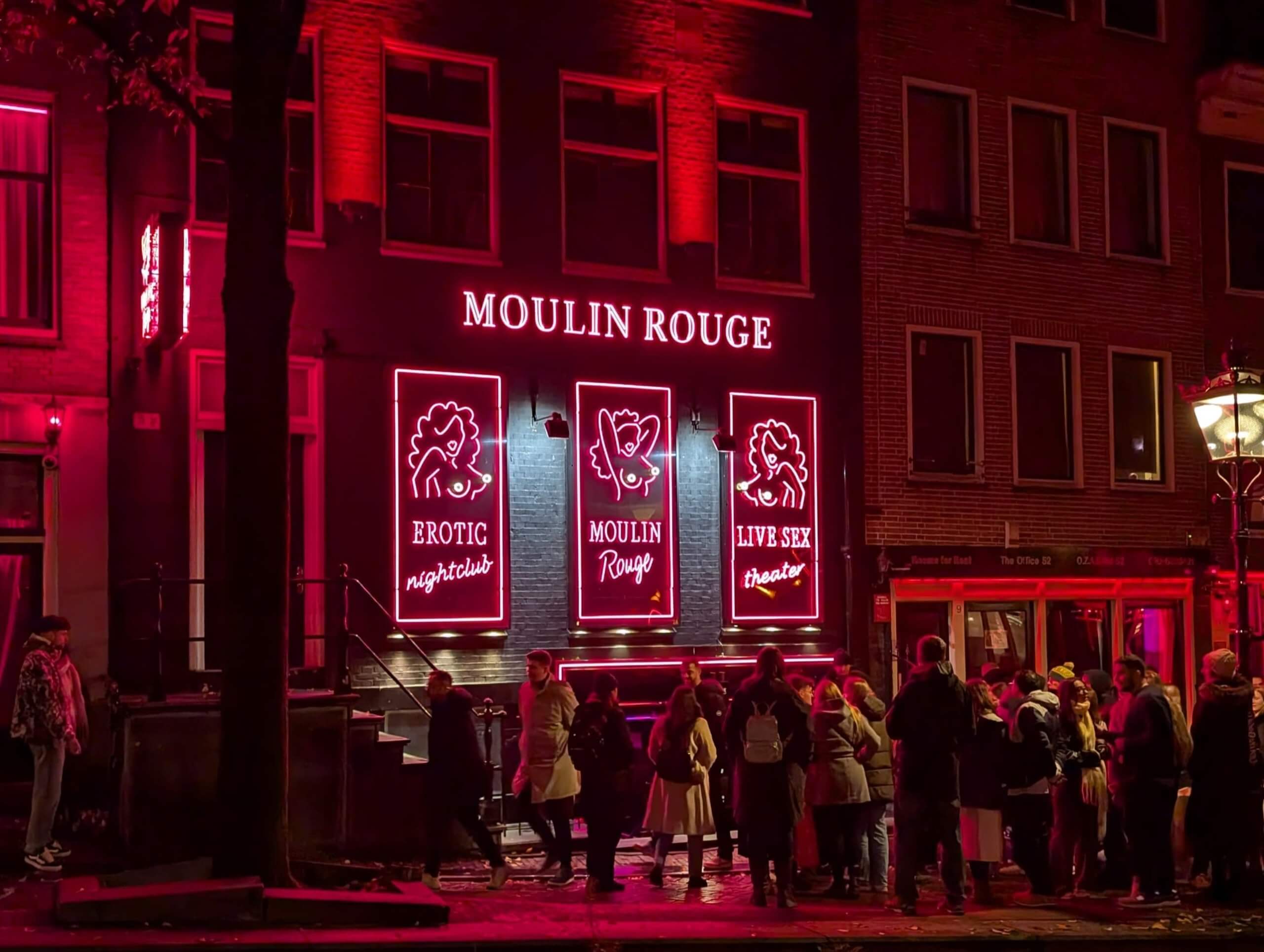 Moulin Rouge Amsterdam - outside on a Fruday night