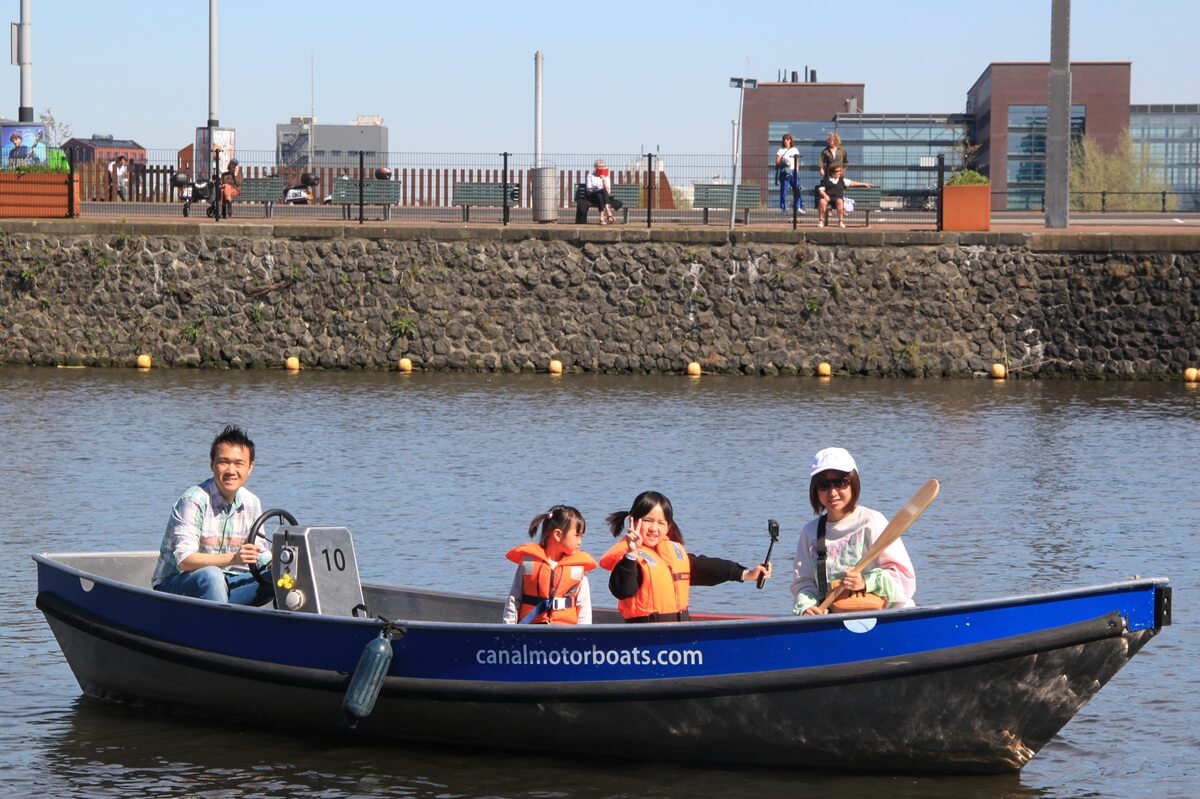 Canal Motorboats - family in rental boat Canal Motorboats - family in rental boat