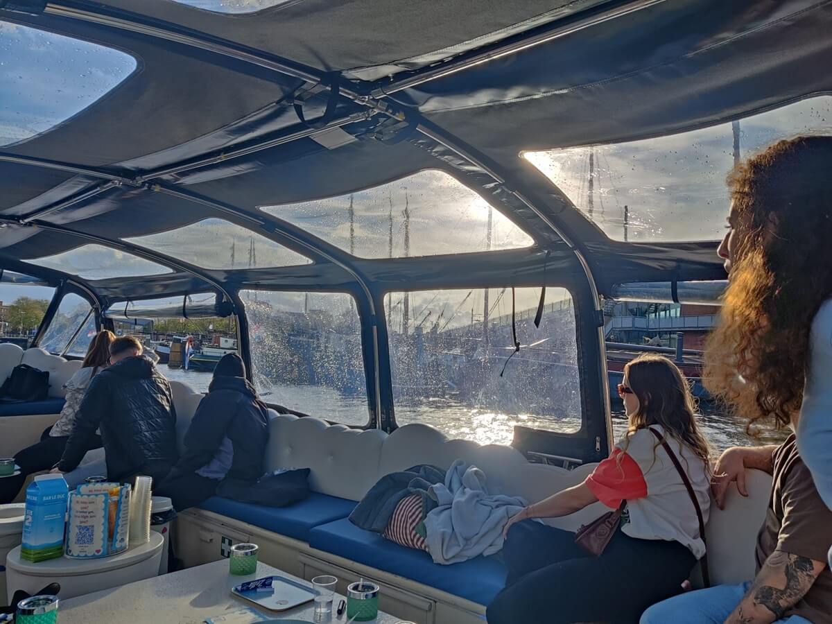 Cloud Boat inside with open cover Cloud Boat inside with open cover