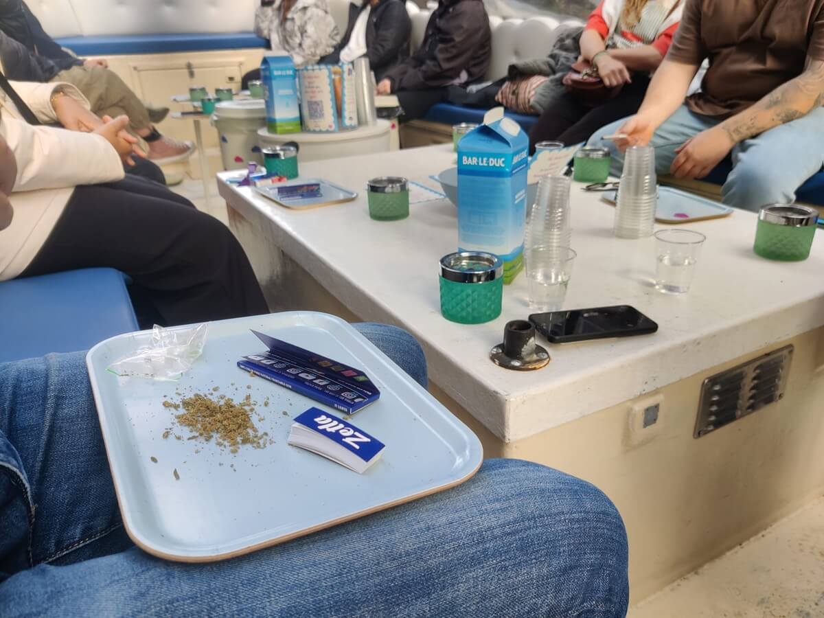 Rolling trays with smoking paper for rolling up Rolling trays with smoking paper for rolling up