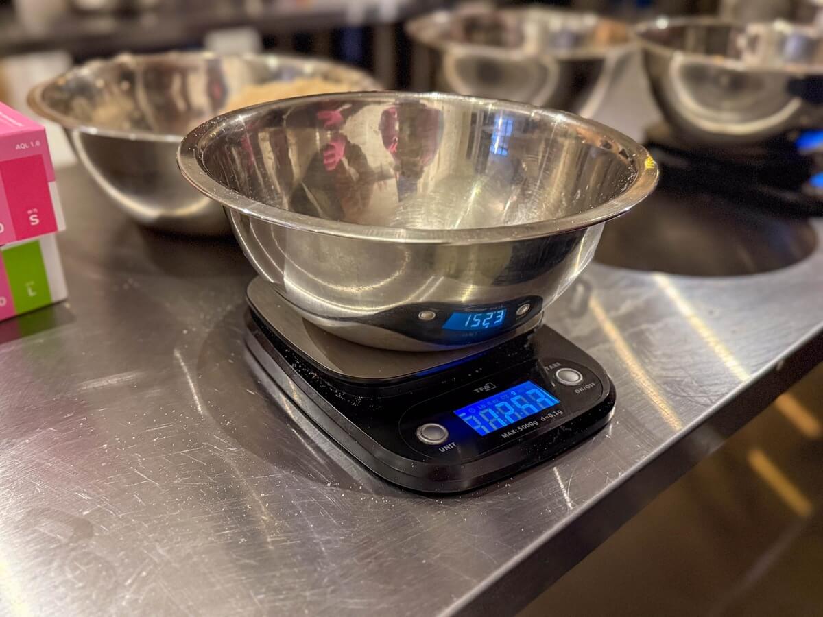 Pesando los ingredientes del stroopwafel