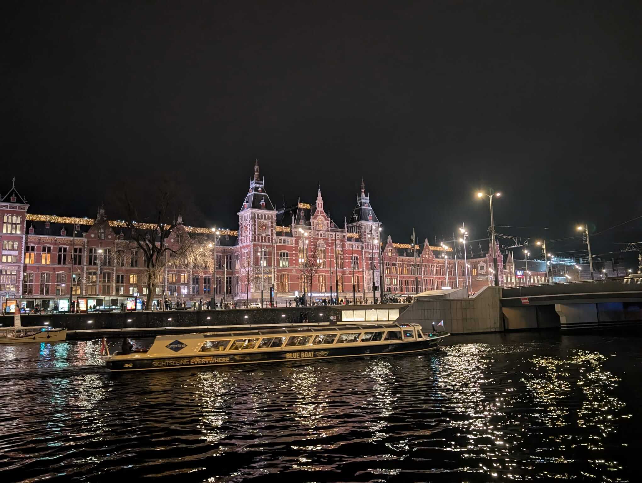Amsterdamer Hauptbahnhof bei Nacht