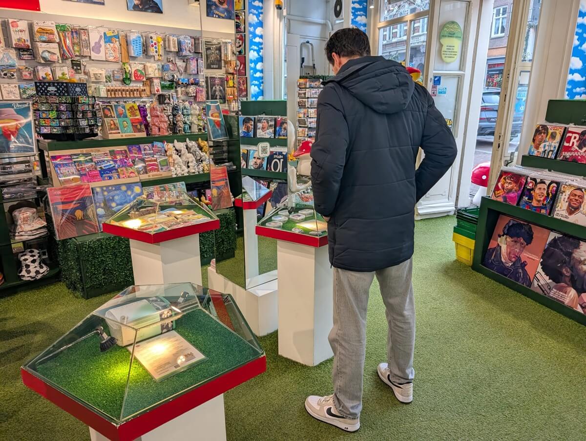 Der Smartshop Magic Mushroom Gallery – Kunde betrachtet Zaubertrüffel in der Auslage Der Smartshop Magic Mushroom Gallery – Kunde betrachtet Zaubertrüffel in der Auslage