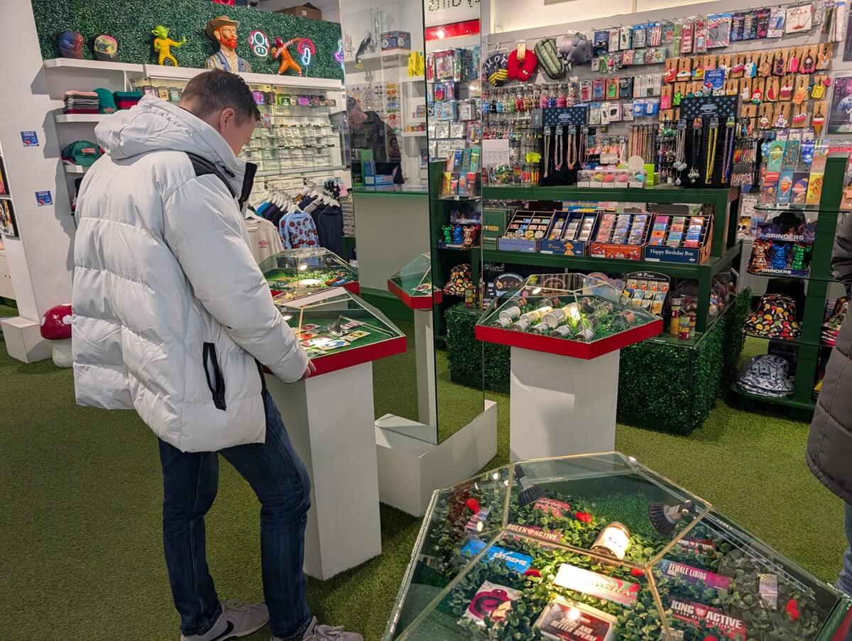 Der Smartshop Magic Mushroom Gallery – Kunde betrachtet Partypillen-Auslage