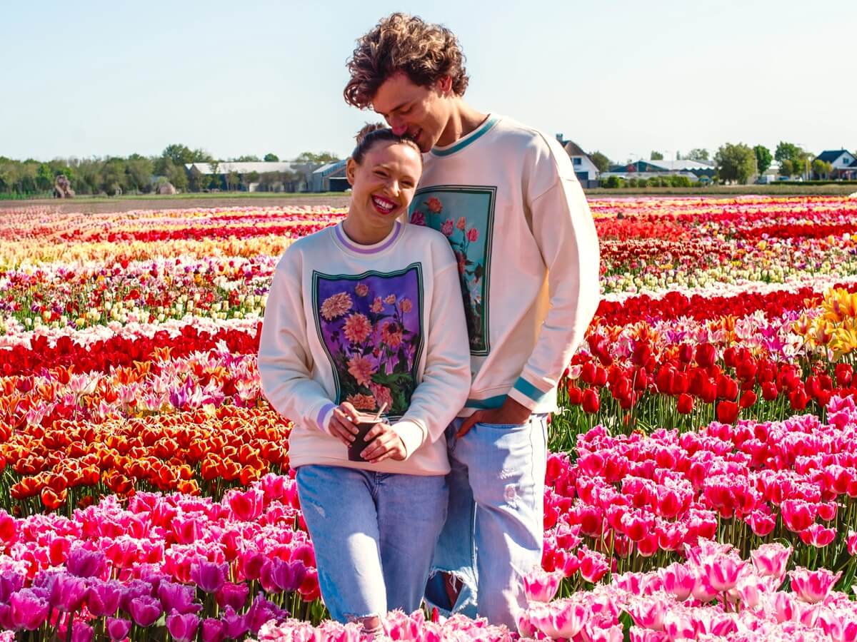 Couple posant dans les champs de fleurs - Tulip Experience Amsterdam Couple posant dans les champs de fleurs - Tulip Experience Amsterdam