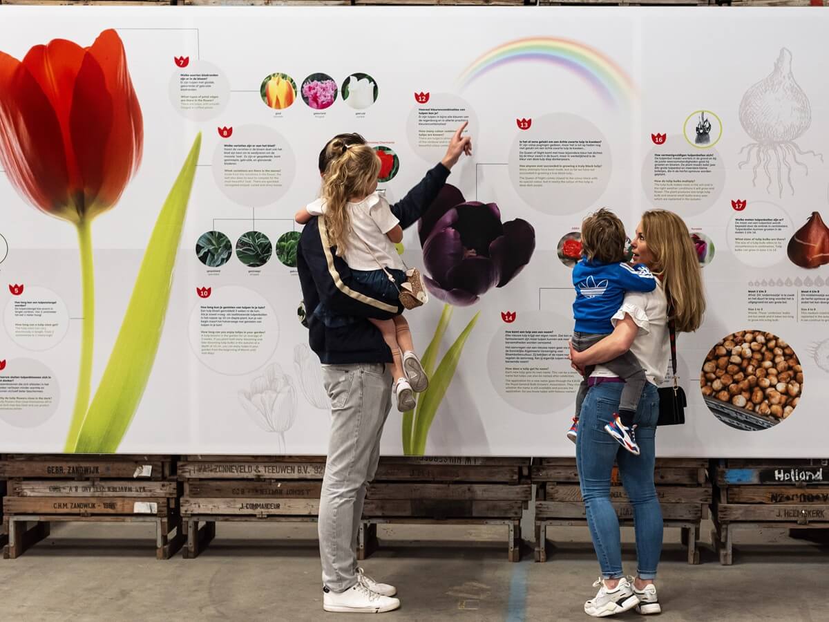 Famille profitant du musée éducatif sur les tulipes - Tulip Experience Amsterdam Famille profitant du musée éducatif sur les tulipes - Tulip Experience Amsterdam