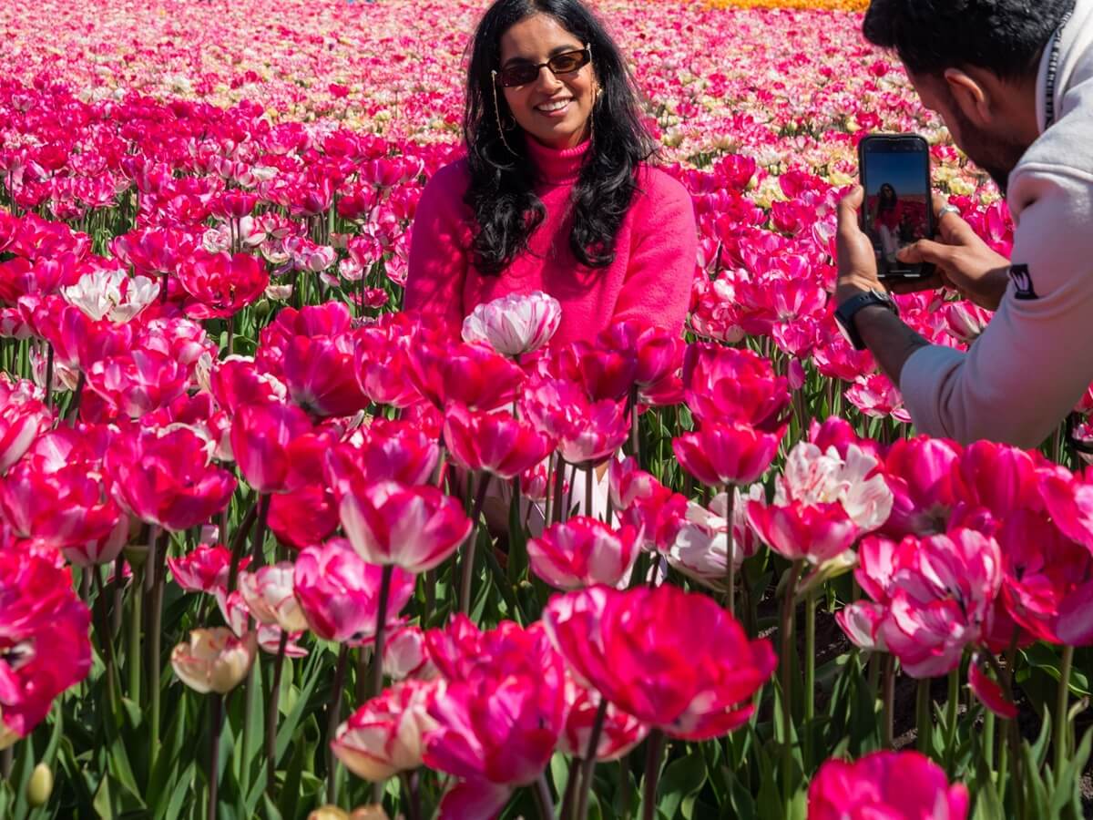 Dame posant dans les champs de fleurs - Tulip Experience Amsterdam Dame posant dans les champs de fleurs - Tulip Experience Amsterdam
