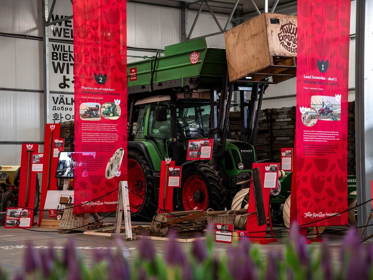 Tracteur dans le musée - Tulip Experience Amsterdam Tracteur dans le musée - Tulip Experience Amsterdam