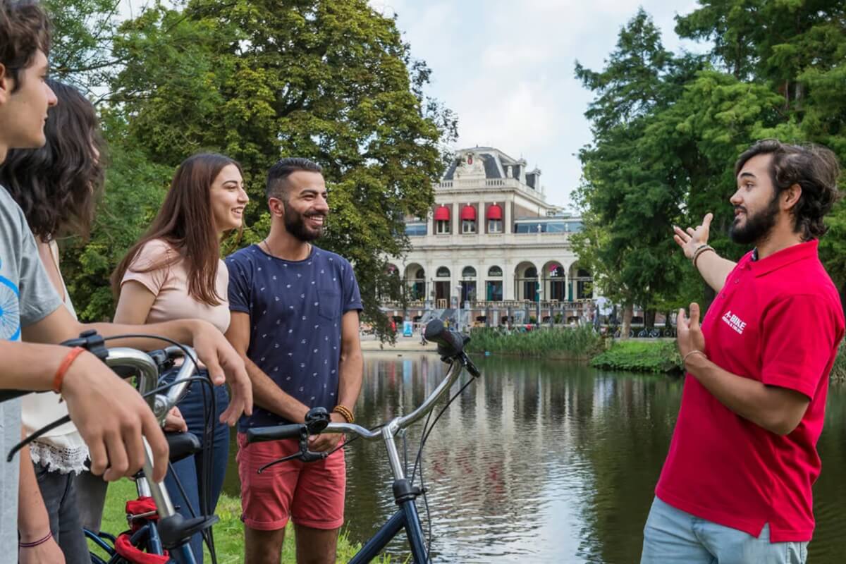 Privater Radtouren-Guide bei Erklärungen im Vondelpark