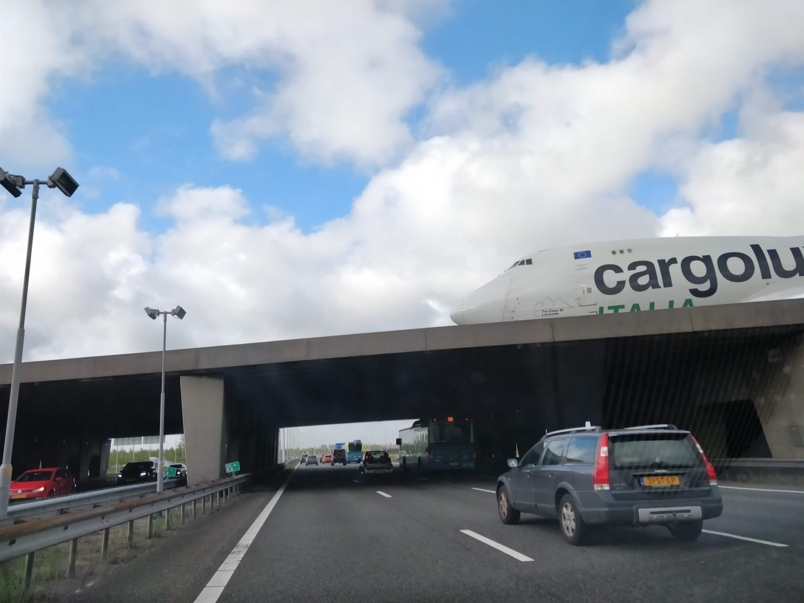 Schiphol Havalimanı'nda otoyolu geçen uçak