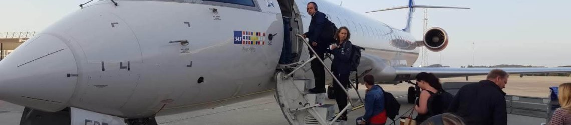 Küçük havalimanında uçağa biniş